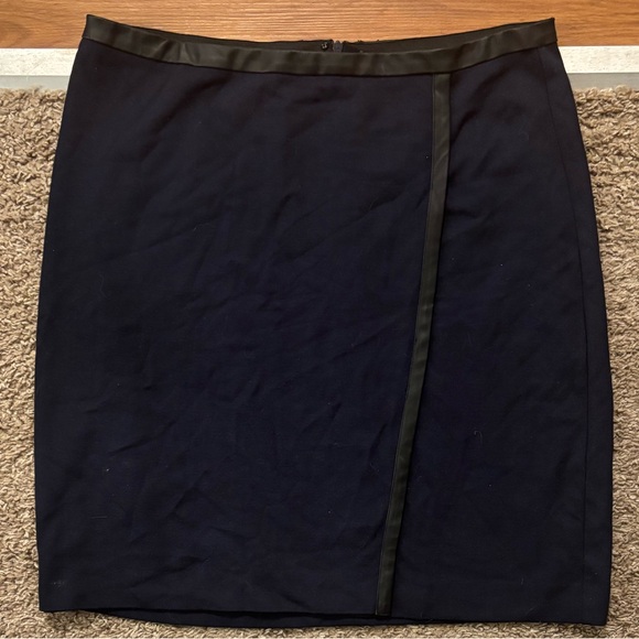 Ann Taylor Woman 8 Elegant Navy Wrap Skirt Black LeatherTrim Excellent Like New - Picture 5 of 9